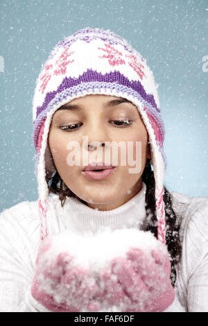 Schöne Frau in Winterkleidung Schneetreiben Stockfoto