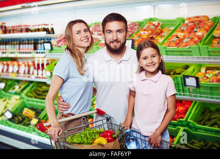 Porträt der glückliche Familie einkaufen für Lebensmittel im Supermarkt Stockfoto