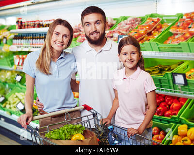 Familie mit drei in Lebensmittel Supermarkt einkaufen Stockfoto