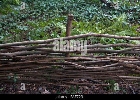 Zaun gemacht von Zweigen und Ästen Gunnersbury Dreieck Nature Reserve