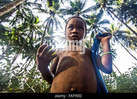 Kind mit Mango auf die Turtle Islands in Sierra Leone. Stockfoto