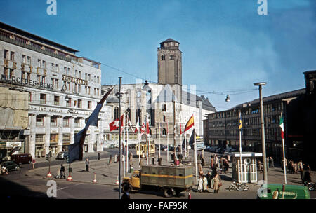 Der Bahnhofsvorplatz Mit der Kirche St. Mariä Himmelfahrt in Köln, Deutschland, 1950er Jahre. Hauptbahnhof mit der Kirche St. Maria Himmelfahrt in Köln der 1950er Jahre. Stockfoto
