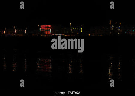 Nacht-Strandblick, mit Reflexionen, rote Fassade Edwardian Hotel und Decodance Beleuchtung, zentralen Promenade, Blackpool, 2013 Stockfoto