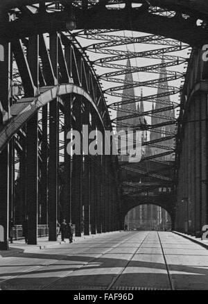 Blick Durch Die Stahlkonstruktion der Hohenzollernbrücke Auf Höhle Ostchor des Hohen Domes in Köln, Deutschland 1920er Jahre. Blick durch die Stahlbögen, Kölner Dom, Deutschland der 1920er Jahre. Stockfoto