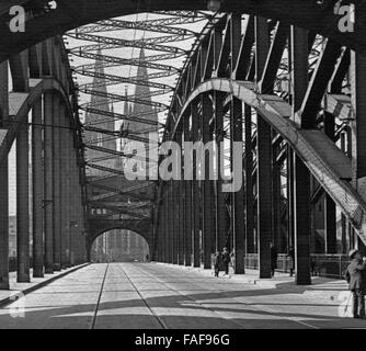 Blick Durch Die Stahlkonstruktion der Hohenzollernbrücke Auf Höhle Ostchor des Hohen Domes in Köln, Deutschland 1920er Jahre. Blick durch die Stahlbögen, Kölner Dom, Deutschland der 1920er Jahre. Stockfoto