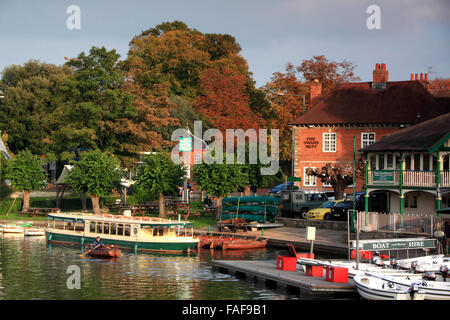 Fluss Avon und Bootshaus, Stratford Warwickshire.   Herbst. Stockfoto