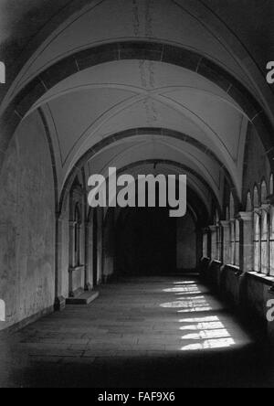 Im Kreuzgang der Romanischen Kirche St. Maria Im Kapitol in der Altstadt von Köln, 1920er Jahre Deutschland. Im Kloster der romanischen Kirche St. Maria im Kapitol in der Altstadt von Köln der 1920er Jahre. Stockfoto