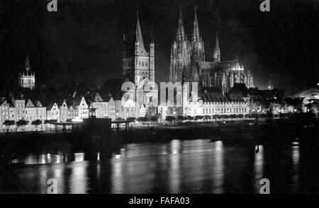 Klassische Stadtansicht von Köln Bei Nacht, 1920er Jahre Deutschland. Klassische Stadtansicht von Köln bei Nacht, Deutschland der 1920er Jahre. Stockfoto