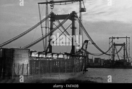 Sterben, Adolf-Hitler-Brücke (Später: Rodenkirchener Brücke) Im Süden von Köln, Im Bau, 1940er Jahre Deutschland. Adolf-Hitler-Brücke (später Rodenkirchener Bruecke) im Süden von Köln, im Bau, Deutschland der 1940er Jahre. Stockfoto