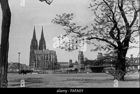 Blick Auf Den Dom Zu Köln von der Siegburger Straße in Deutz aus gesehen...gabs, 1950er Jahre Deutschland. Kölner Dom, gesehen von der Siegburger Strasse Street bei Deutz, Deutschland der 1950er Jahre. Stockfoto