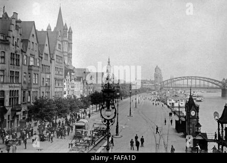 Passanten Spazieren bin Altstadtufer am Pegel am Rhein in Köln, Deutschland 1910er Jahre. Passanten in der alten Stadt Küste der Rhein am Pegel in Köln 1910er Jahre. Stockfoto