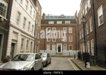 Grauen Himmel anzeigen georgischen Terrassen mit parkenden Autos, erhebt sich über ältere Straße in Richtung Folgate Street, Shoreditch, London, UK Stockfoto