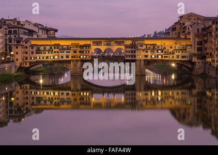 Ponte Vecchio über den Arno mit symmetrischen Spiegelung im Wasser, Dämmerung, Florenz, Toskana, Italien Stockfoto