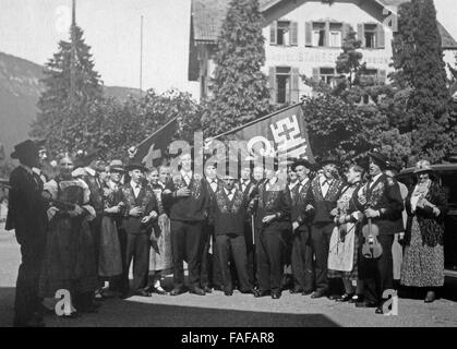 Sterben Sie Mitglieder des Jodlerklubs in Stans Im Kanton Nidwalden einrenken Ein Ständchen, Schweiz 1930er Jahre. Mitglieder der Stans Jodler Club in Stans im Kanton Nidwalden, Schweiz der 1930er Jahre. Stockfoto