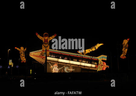 Nacht Ansicht 5 Astronauten Umgebung beleuchtet Rakete Straßenbahn (Nase erhebt sich links), Gynn Quadrat Kreisverkehr, Blackpool Illuminations Stockfoto