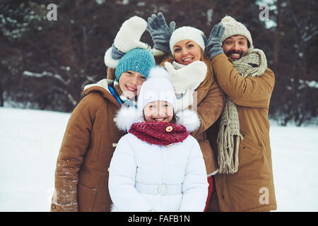 Glückliche Familie, die Zeit im Freien verbringen Stockfoto