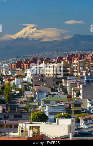 Quito am Morgen hinten Mt. Cotopaxi, Quito, Provinz Pichincha, Ecuador Stockfoto