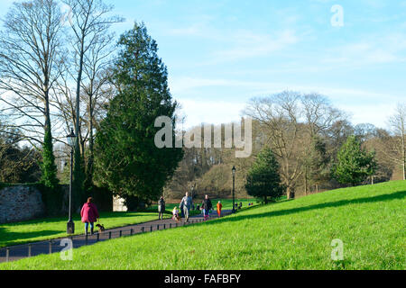 Ashton Gericht Estate, UK. 29. Dezember 2015. Großbritannien Wetter. Menschen, die genießen eines schönen warmen und sonnigen Tages im Winter bei Ashton Gericht Estate in Bristol. Robert Timoney/AlamyLiveNews Stockfoto