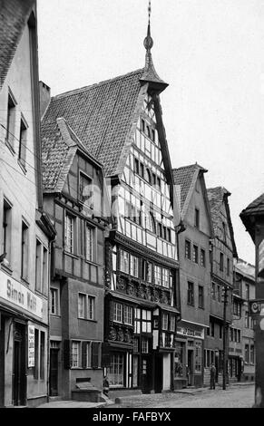 Fachwerkhaus in Einer Geschäftsstraße in Bad Münstereifel, Deutschland 1930er Jahre. Fachwerkhaus in einer Einkaufsstraße in Bad Muenstereifel, Deutschland der 1930er Jahre. Stockfoto