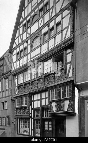 Fachwerkhaus in Einer Geschäftsstraße in Bad Münstereifel, Deutschland 1930er Jahre. Fachwerkhaus in einer Einkaufsstraße in Bad Muenstereifel, Deutschland der 1930er Jahre. Stockfoto