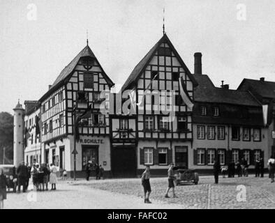 Fachwerkhaus in Einer Geschäftsstraße in Bad Münstereifel, Deutschland 1930er Jahre. Fachwerkhaus in einer Einkaufsstraße in Bad Muenstereifel, Deutschland der 1930er Jahre. Stockfoto