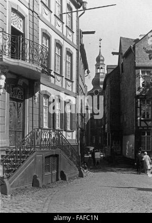 Blick Durch Eine Straße Auf Die Evangelische Stadtkirche in Monschau, Deutschland 1920er Jahre. Blick auf eine Straße, die Protenstant Kirche von Monschau, Deutschland der 1920er Jahre. Stockfoto