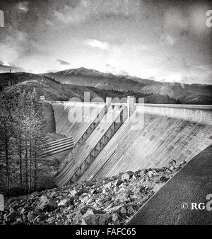 "Dam" - Shasta Dam enthält wieder die Gewässer der 3 wichtigsten Flüsse in Nordkalifornien Stockfoto