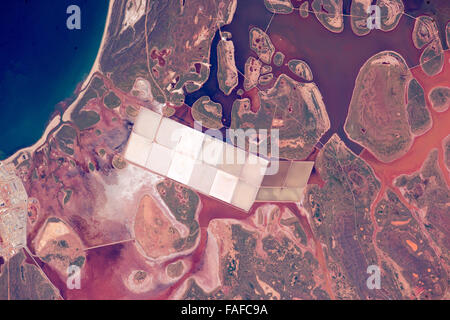 Blick von der internationalen Raumstation ISS von Lagunen mit zahlreichen runden Inseln und quadratischen Salz trocknen Teiche der indischen Ozean Küste von Western Australia 11. Juni 2015 aus einer Erdumlaufbahn. Stockfoto