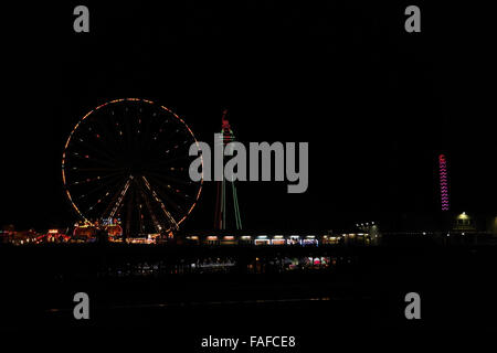 Nacht Strandblick, beleuchtete Central Pier Riesenrad, grüne Blackpool Tower red Sky Flyer Ride, zentrale Sands, Blackpool, UK Stockfoto