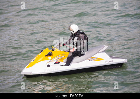 Mann auf Jetski in Bournemouth im August Stockfoto