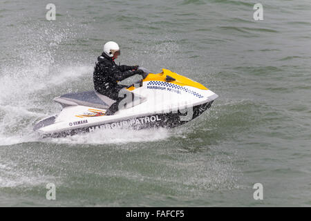 Hafen-Patrouille Mann auf Jetski in Bournemouth im August Stockfoto