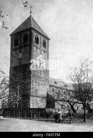 Sterben Sie Katholische Pfarrkirche St. Pankratius in Odenthal Im Bergischen Land, Deutschland 1920er Jahre. Roman Catholic St. Pankratius Kirche in Odenthal im Großraum Bergisches Land, Deutschland der 1920er Jahre. Stockfoto