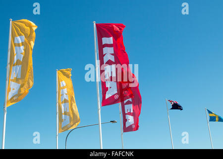 IKEA-Banner und Australien Schweden Flaggen auf IKEA-Möbelhaus in Rhodos Shopping Centre in Sydney, New South Wales, Australien Stockfoto