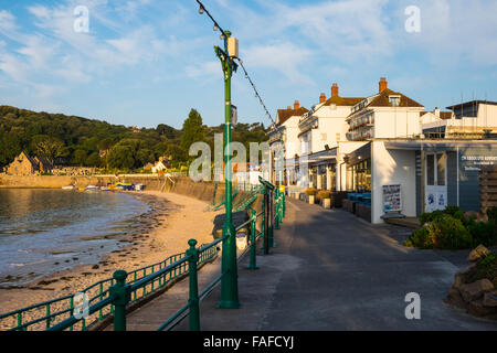 Strandpromenade, Restaurants und Hotels mit Blick auf St Brelade Bay Jersey Kanalinseln Stockfoto