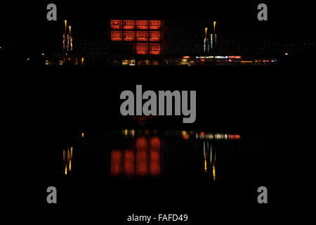 Nacht-Strandblick, mit Reflexionen, rote Fassade Edwardian Hotel und Decodance-Beleuchtung, zentralen Promenade Blackpool, UK Stockfoto