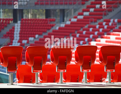 Leere Bleechers im Stadion Stockfoto