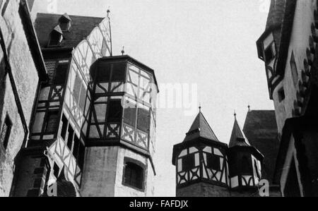 Hauptcampus Auf der Höhenburg Burg Eltz Bei Wierschem, 1950er Jahre Deutschland. Gebäude auf dem Innenhof der Burg Eltz Burg bei Wierschem / Deutschland der 1950er Jahre. Stockfoto