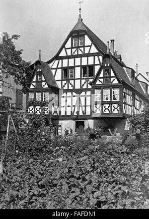 Dreigiebelhaus in Kröv an der Mosel, Deutschland, 1930er Jahre. Fachwerkhaus mit drei Giebeln in Kroev am Fluss Mosel, Deutschland der 1930er Jahre. Stockfoto