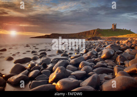 Bowling-Kugel-Strand mit Blick auf Dunstanburgh Castle, Northumberland Stockfoto