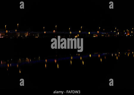 Nacht-Strandblick, mit Reflexionen, in Richtung Dr, die Beleuchtung über dem zentralen Promenade, Blackpool, UK, 2013 Stockfoto