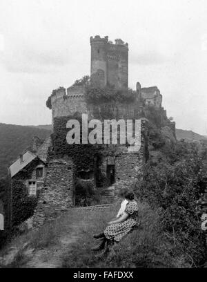 Zwei Frauen einer Vor der Ruine der Ehrenburg Bei Brodenbach in Einem Seitental der Mosel, Deutschland, 1930er Jahre. Zwei Frauen sitzen vor den Resten der Ehrenburg Burg in der Nähe von Brodenbach in einem Seitental des Flusses Mosel, Deutschland der 1930er Jahre. Stockfoto