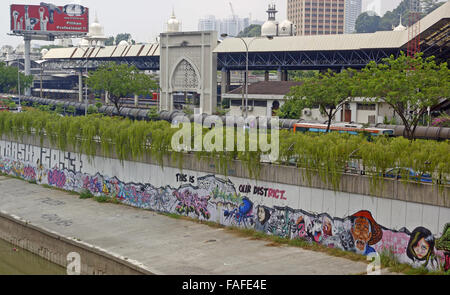 Graffiti an der Ufermauer vor der Moschee in Kuala Lumpur, Malaysia Stockfoto