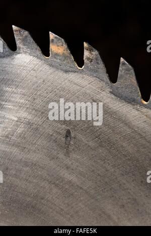 Alte rostige scharfe Kreissäge klingen Closeup ausgeschaltet Stockfoto