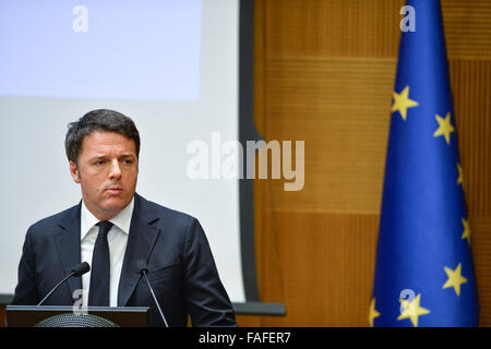 Rom, Italien. 29. Dezember 2015. Neue Halle des Palastes der Fraktionen des Abgeordnetenhauses, der Konferenz für das Jahresende 2015 von Premierminister Matteo Renzi, auf dem Foto: Matteo Renzi. Bildnachweis: Silvia Lore/Alamy Live-Nachrichten Stockfoto