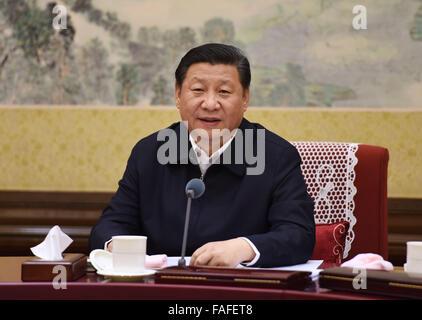 (151229)--Peking, 29. Dezember 2015 (Xinhua)--chinesischen Staatspräsidenten Xi Jinping, auch der Generalsekretär des Zentralkomitees der kommunistischen Partei von China (CPC), macht Bemerkungen auf einer Sitzung des Politbüros des ZK der. Des Politbüros statt die Sitzung am 28. / 29. Dezember 2015 während, die Mitglieder Maßnahmen zur Stärkung der Parteidisziplin und sauber Governance diskutiert.  (Xinhua/Li Xueren) (Angeles) Stockfoto