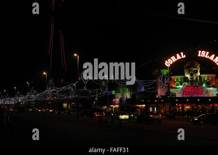 Nachtverkehr Sicht zentralen Promenade in Richtung Koralleninsel Arcade, blaue Bling Illuminationen, blau rot Blackpool Tower, 2013 Stockfoto