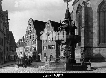 Ferienfahrt Durch Fränkische Städte in Den 1920er Jahren, Hier: Brunnen in Nördlingen Stockfoto