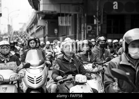 Taipei, Taiwan - Dezember 2015 - Scooter Feierabendverkehr auf einer belebten Straße in Taipei. Stockfoto