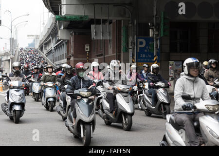 Taipei, Taiwan - Dezember 2015 - schwere Motorrad Berufsverkehr in Taipei. Stockfoto