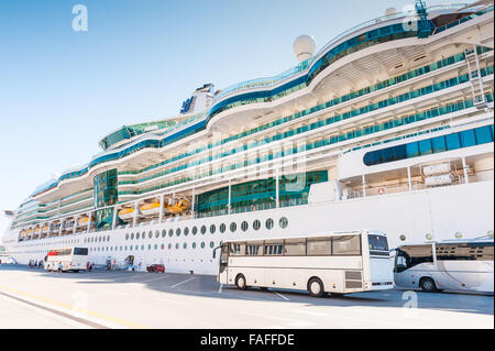 Die schöne Kreuzfahrtschiff erenade der Meere" am Hafen in Dubrovnik, Kroatien, Europa. Stockfoto